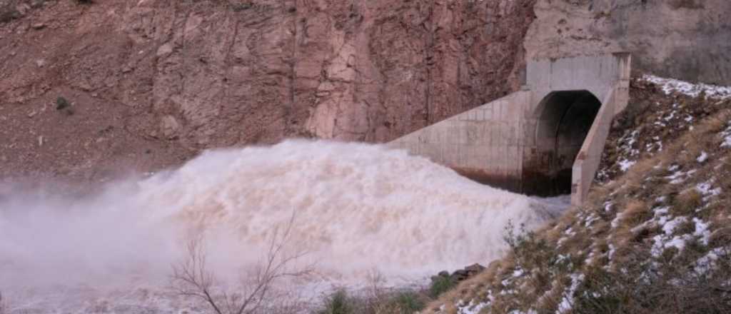 Abrieron las compuertas de Potrerillos por tareas de mantenimiento