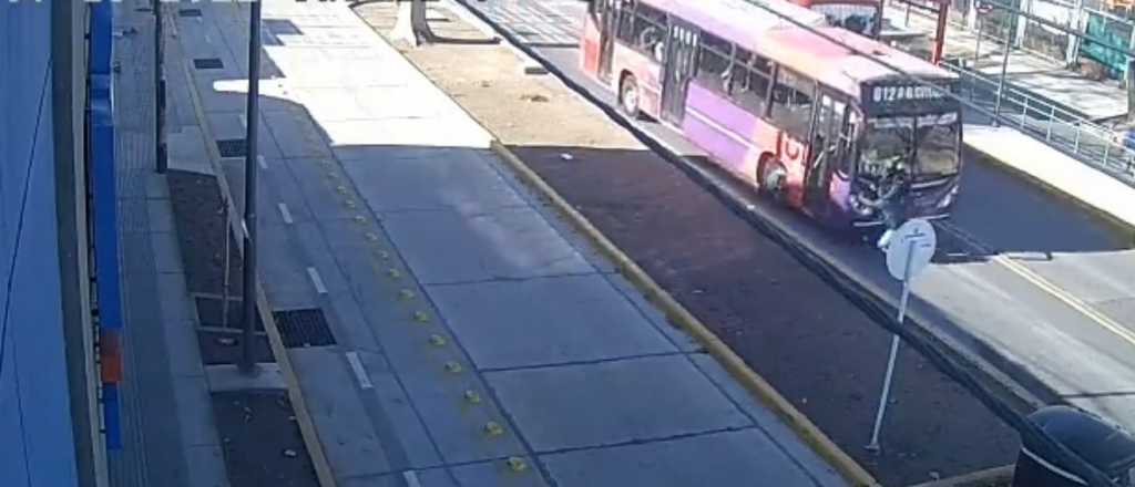 Video: un colectivo atropelló a una pareja en Guaymallén