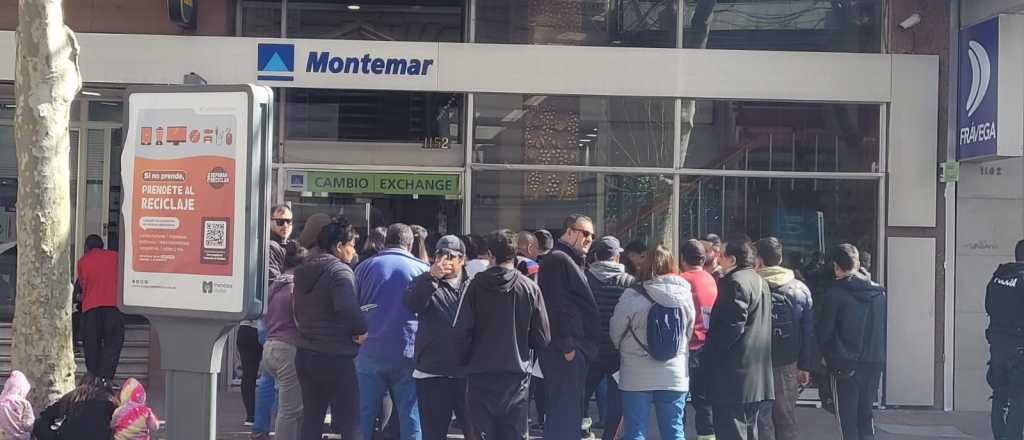 Locura por el dólar: los mendocinos hacen cola para comprar la divisa