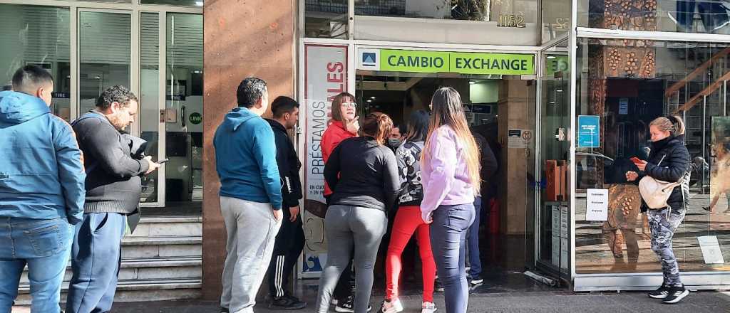 El cepo se endurece y menos personas podrán comprar 200 US$ al mes