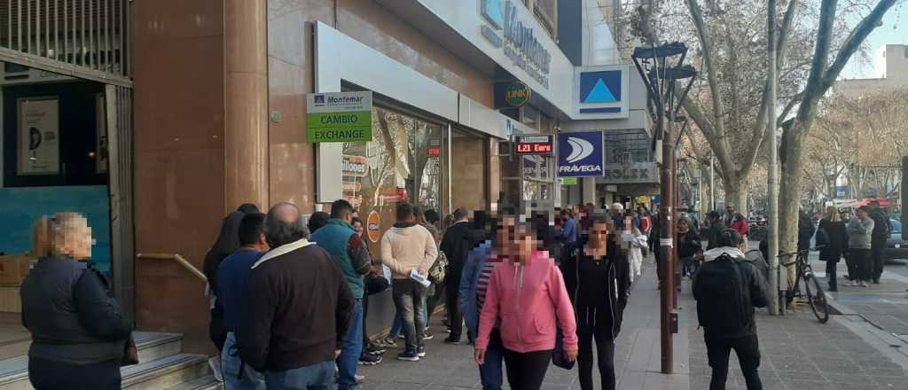 Mendocinos hacen cola para ganar $24 mil en el Centro con el rulo del dólar