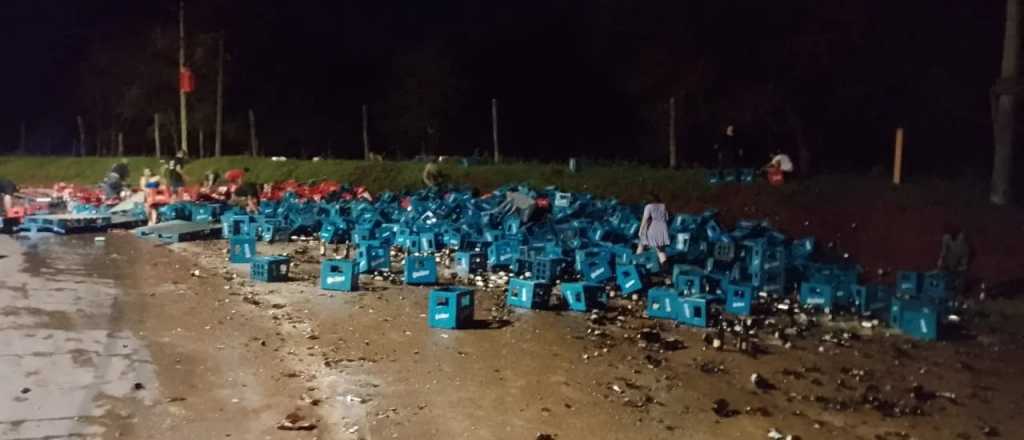 Video: volcó un camión con cervezas y los vecinos se llevaron todas