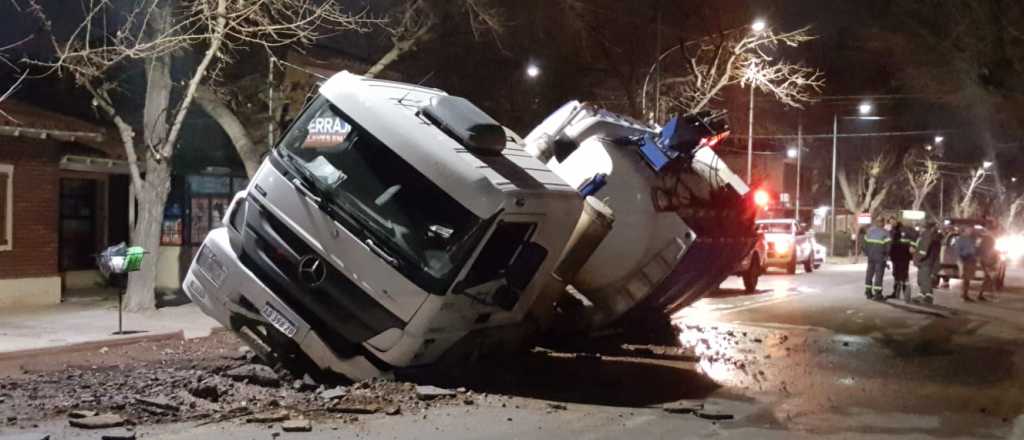 Un camión de Aysam se hundió en una calle de Dorrego