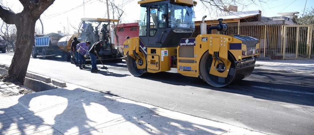 Repavimentan la calle Corrientes del barrio Santa Ana