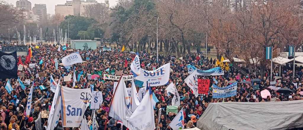 Docentes y personal de salud se manifiestan en Casa de Gobierno