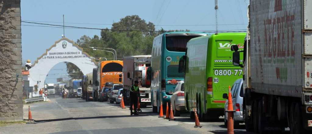 Caos en Desaguadero: cola de 10 kilómetros para ingresar a Mendoza