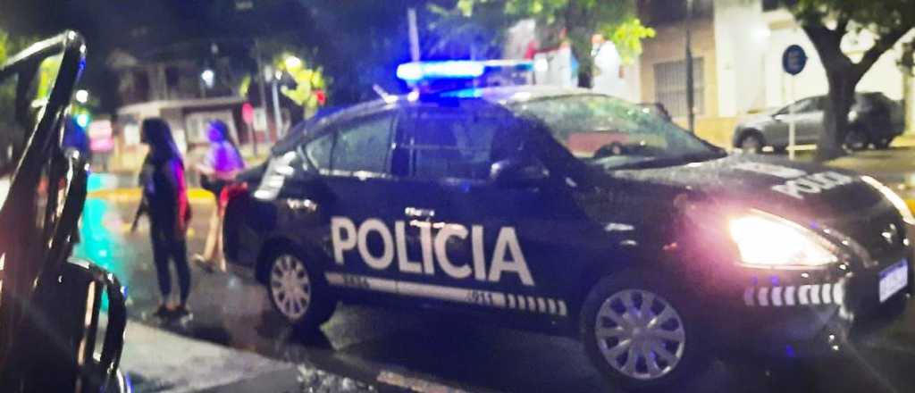 Borracho chocó contra un auto estacionado y volcó en Ciudad