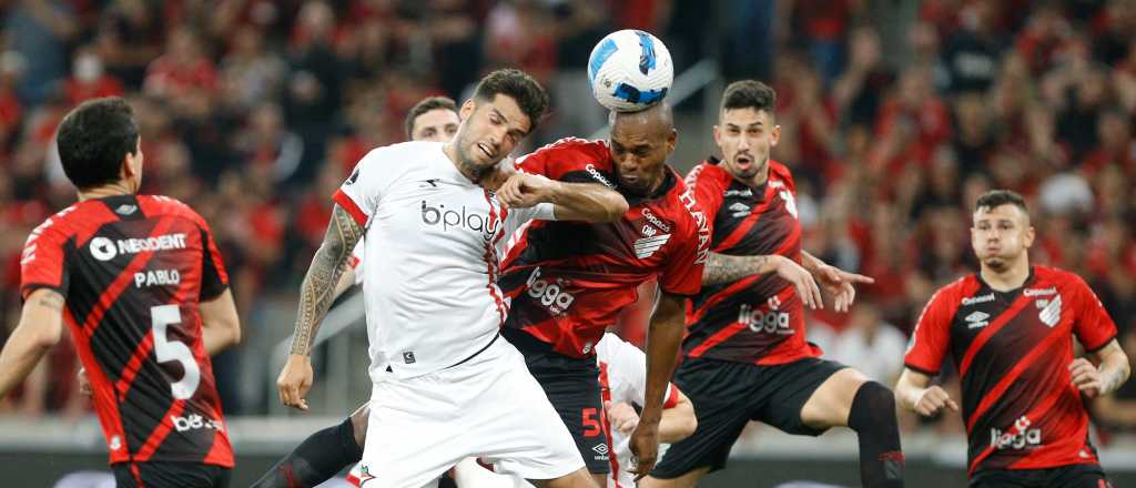 Estudiantes sacó un valioso empate ante Paranaense en Brasil