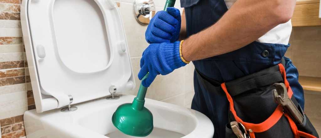 Los mejores trucos para destapar el inodoro