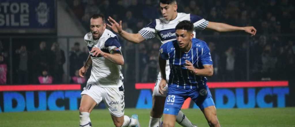 Godoy Cruz sufrió una dura derrota en La Plata y se vuelve a complicar