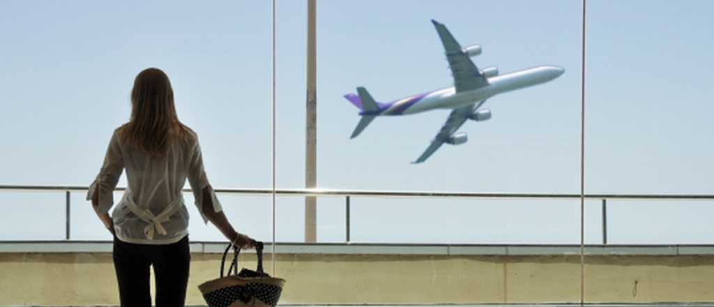 Le pagó el pasaje, la vio sin filtros y la dejó plantada en el aeropuerto