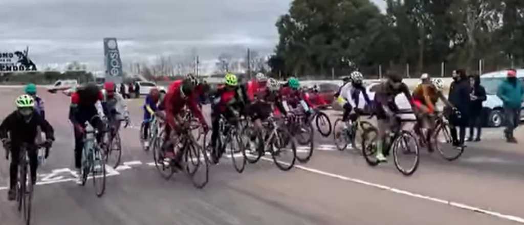 Una periodista fue atropellada por el pelotón de ciclistas en Mendoza