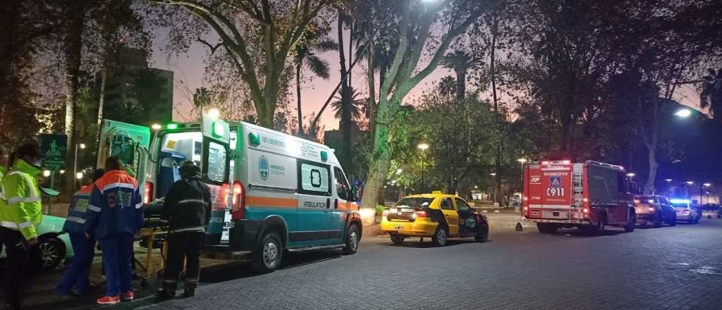 Una mujer quedó atrapada, luego de chocar contra un taxi en Ciudad