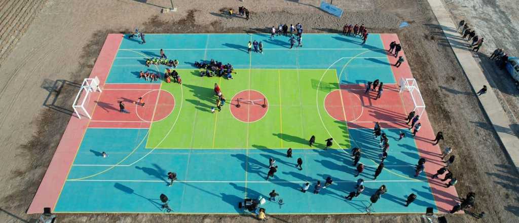 Maipú inauguró un playón deportivo y una cancha de beach vóley