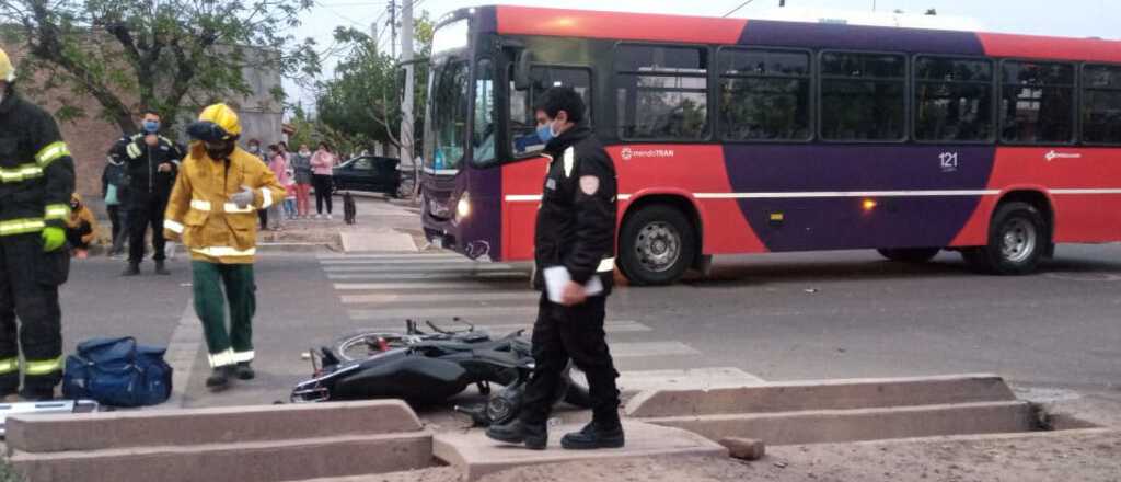 Un adolescente hacía  "willy" en su moto y chocó contra un micro en Las Heras