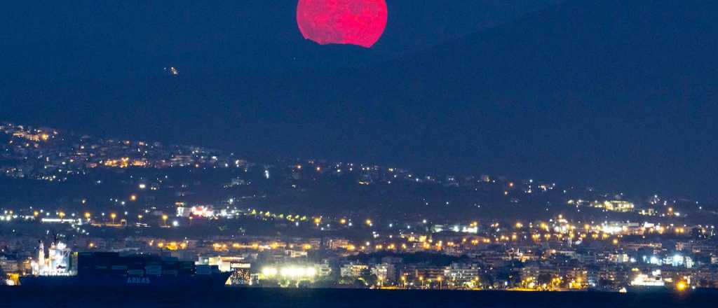 Cuándo y a que hora se verá la última superluna del año