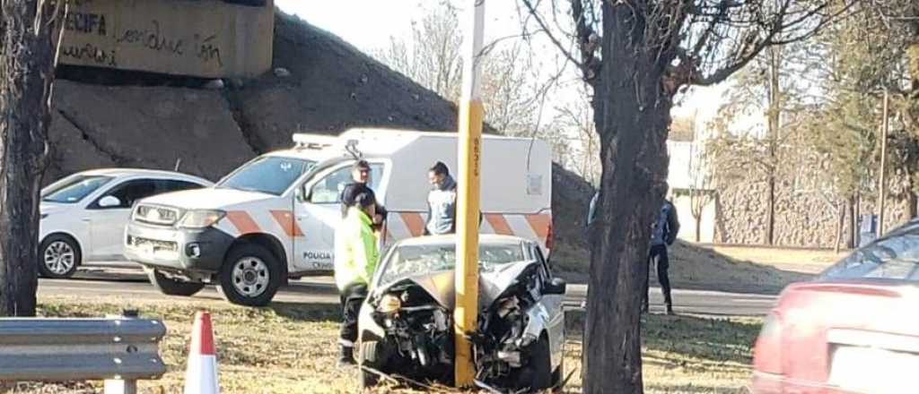 Una mujer murió en el Acceso Sur en Luján al estrellarse contra un poste