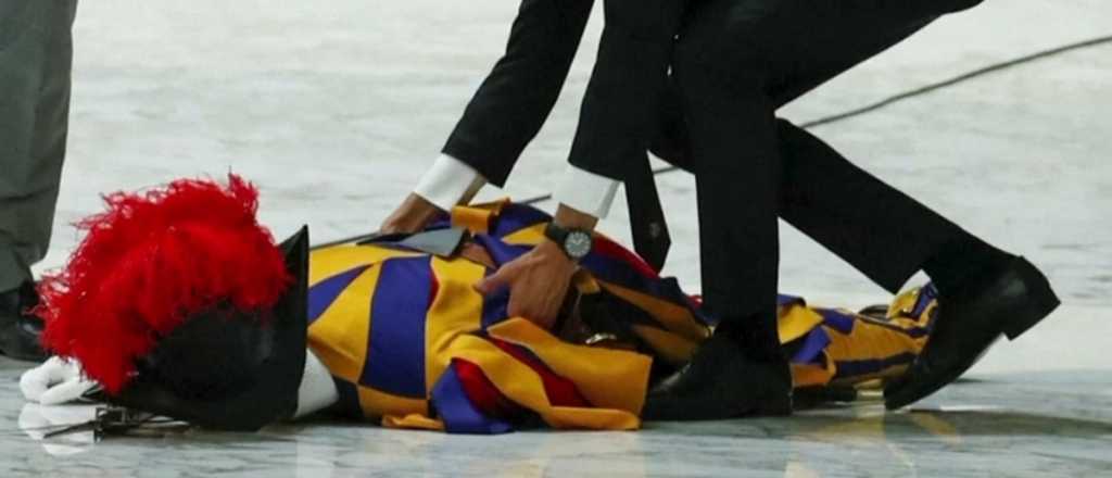 Video: un guardia suizo se desmayó al lado del papa Francisco