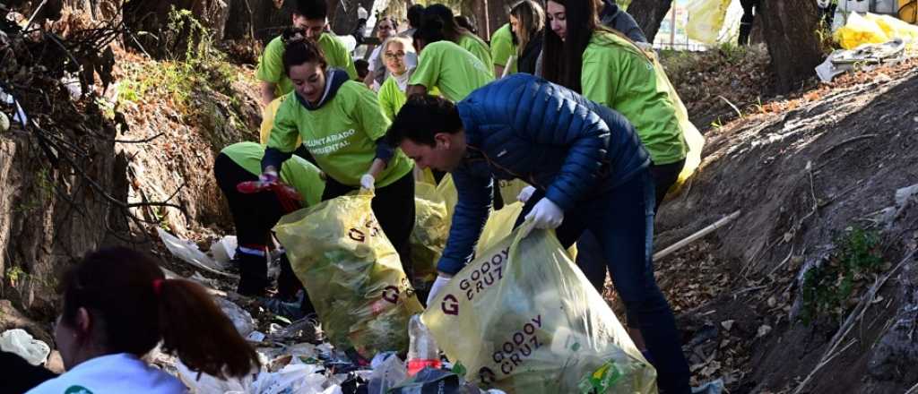 Godoy Cruz sacó 800 kilos de basura de un cauce de riego