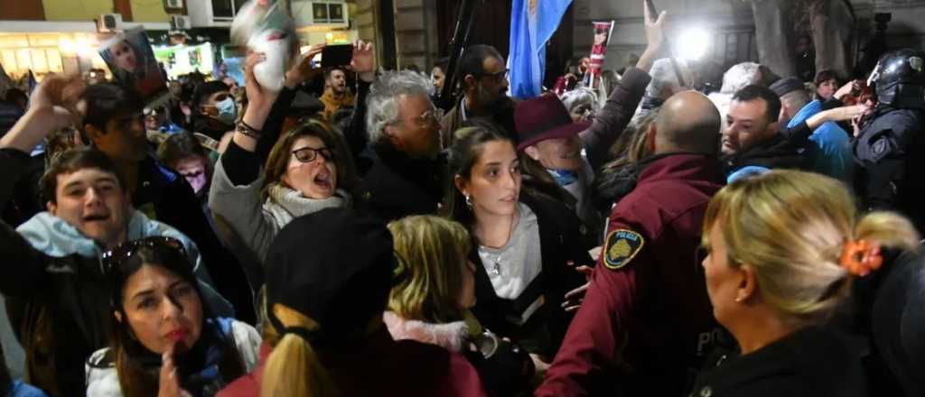 Cristina trató a los manifestantes en su edificio de "energúmenos macristas"