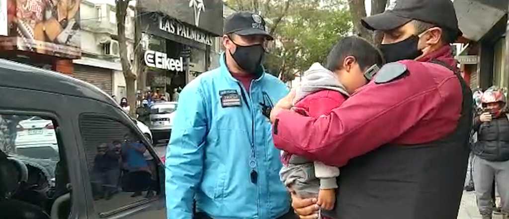 Una bebé encerrada en un auto mal estacionado fue rescatada por la Policía