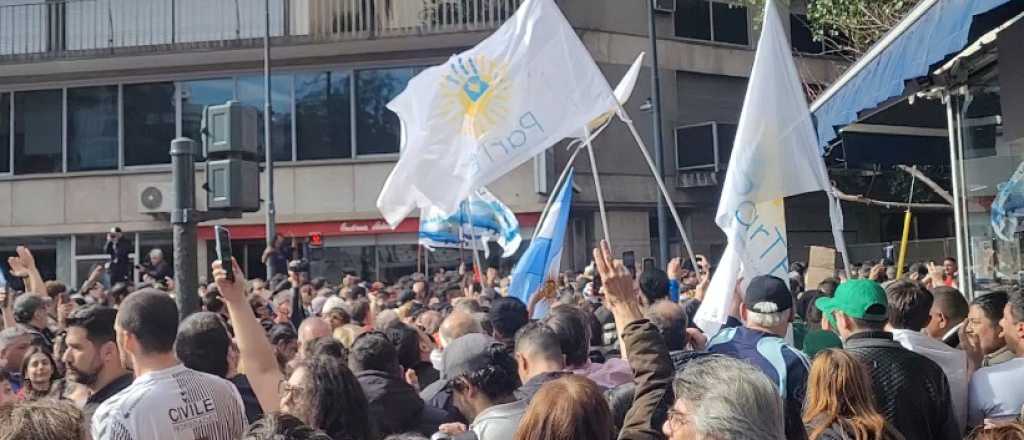 Militantes de Cristina hacen guardia en los alrededores de su casa