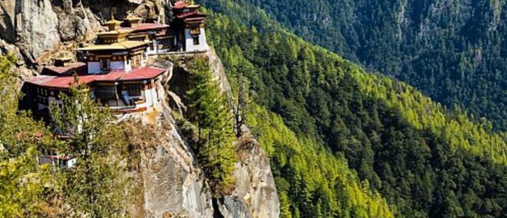 Estos son los seis monasterios que acarician el cielo
