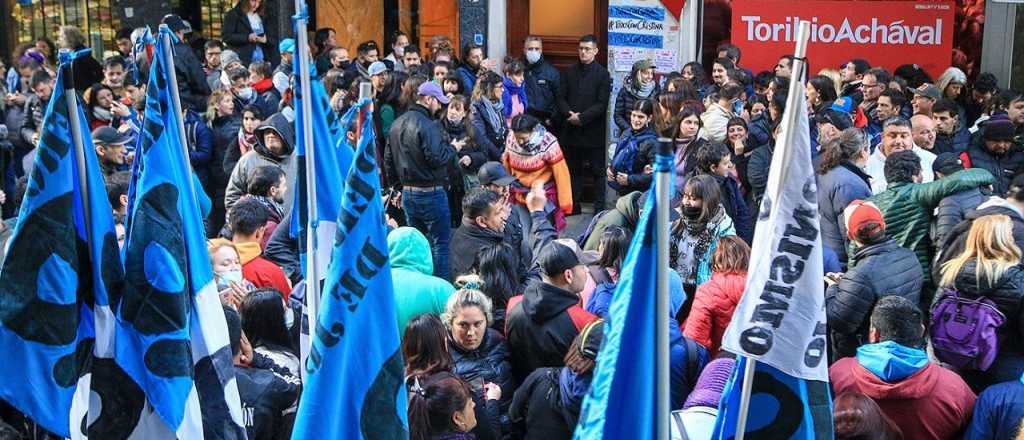 CABA no acata un fallo judicial y la Policía seguirá en la casa de Cristina