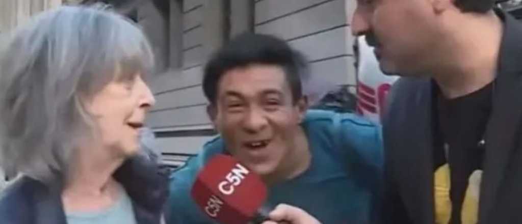 Video: se metió en un móvil de C5N para hacer karaoke y la entrevistada se "copó"