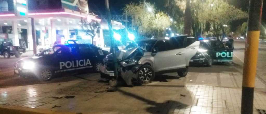 Tenía pedido de captura, huía en un auto robado y chocó en Guaymallén