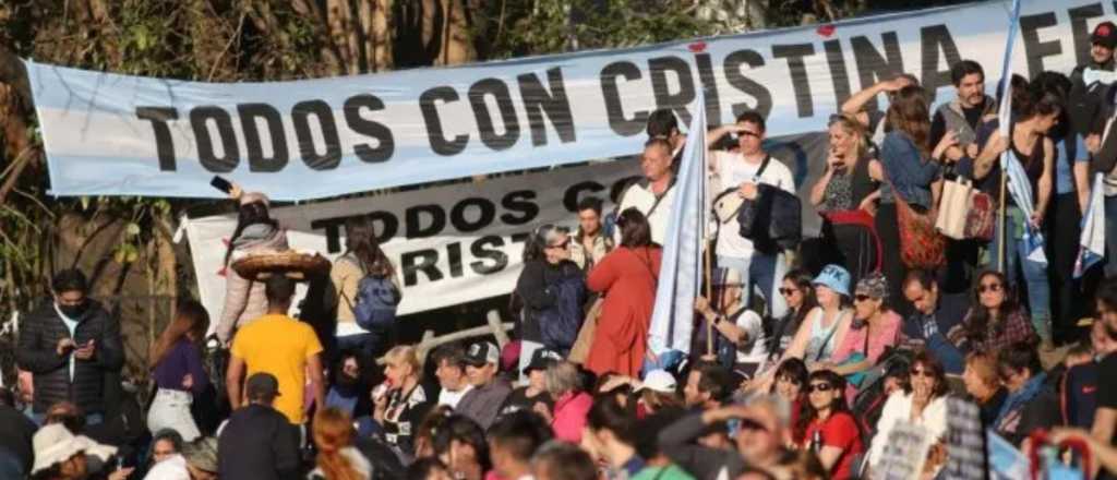 El FdT defendió a Cristina con una gran movilización en Parque Lezama