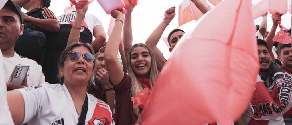 Video: tremendo banderazo de los hinchas de River antes del Superclásico