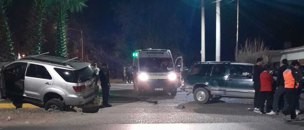 Murió el conductor de una camioneta al estrellarse contra un poste en Maipú