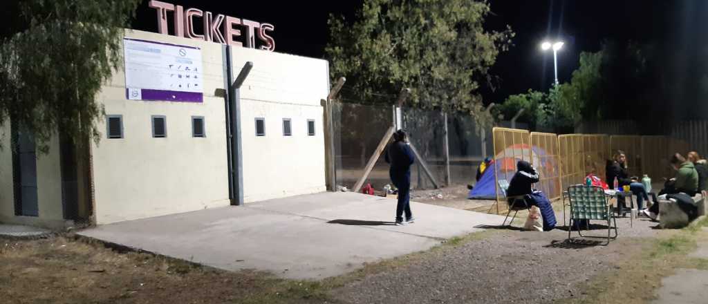 Los hinchas de Boca acampan para ver el partido contra el Tomba