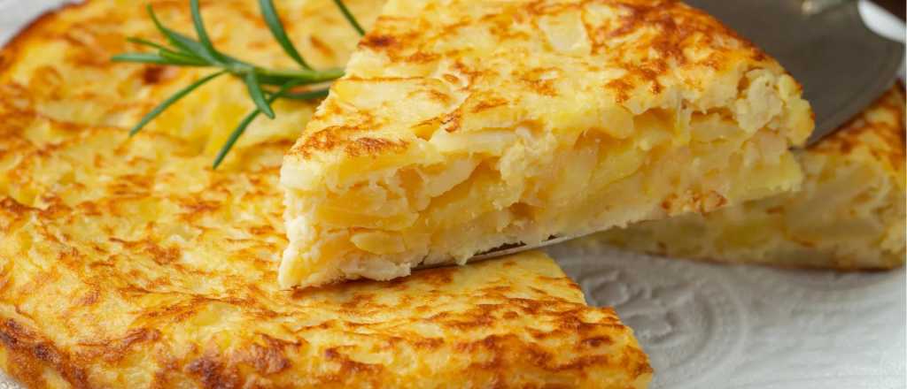 Cómo preparar una tortilla de papa rellena con pocos ingredientes