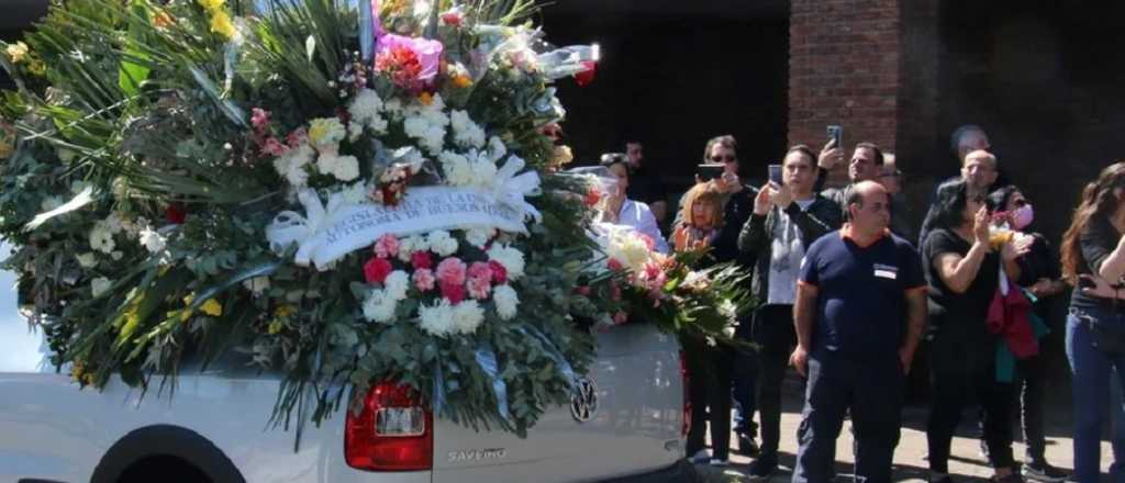 Una multitud despidió a Carlitos Balá en el cementerio de la Chacarita