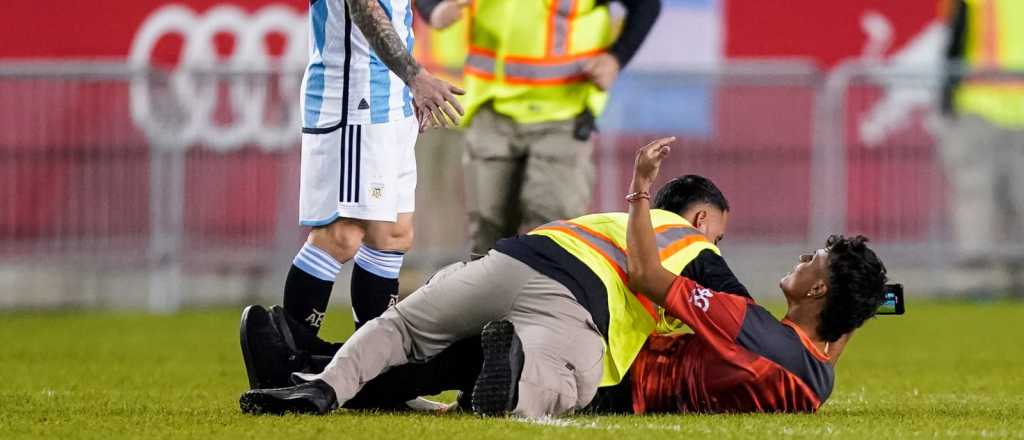 El hincha que quiso saludar a Messi tenía la remera de Huracán Las Heras