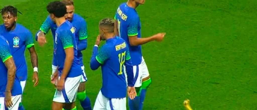 Lamentable: a Richarlison le tiraron una banana durante su festejo