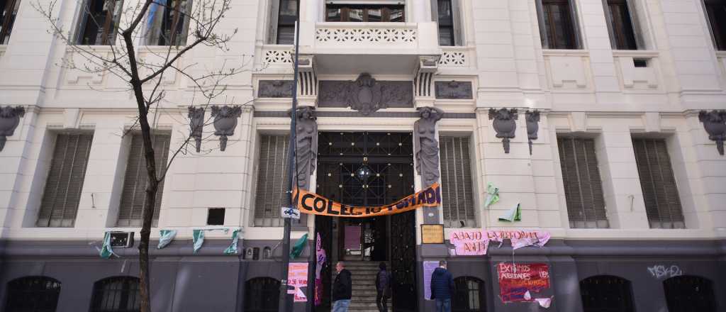 Alumnos del Pellegrini pusieron un candado al portón de ingreso