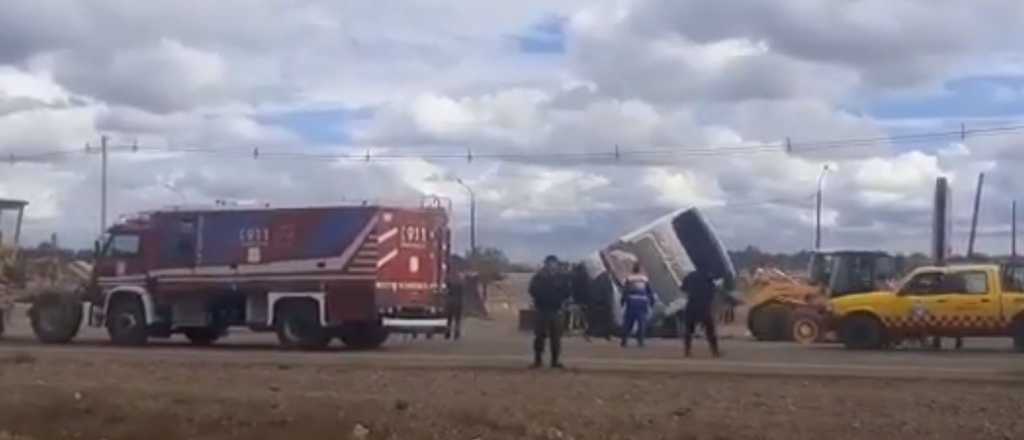 Video: levantaron el micro volcado y confirmaron que no hay gente atrapada