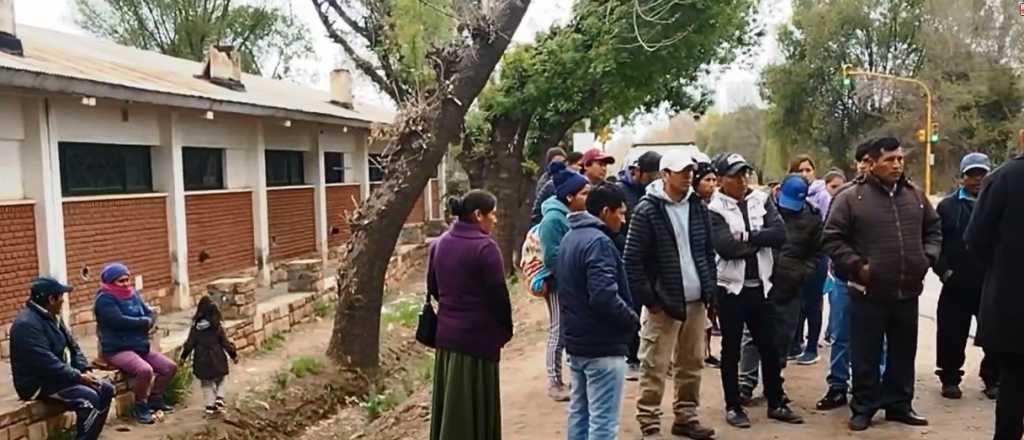 Padres de alumnos de San Carlos denuncian que los discriminan por bolivianos