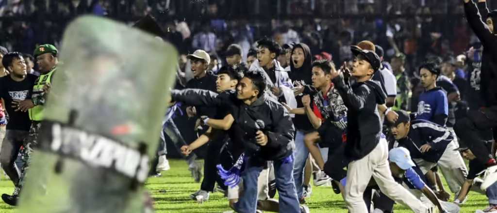 Tragedia: unos 174 muertos tras una pelea en un partido en Indonesia