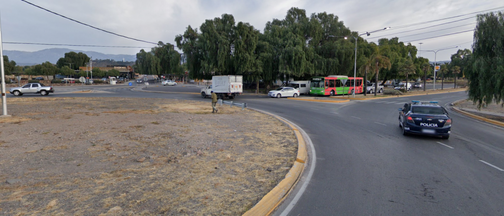 Un hombre murió en la rotonda del Dalvian al caer de su moto 