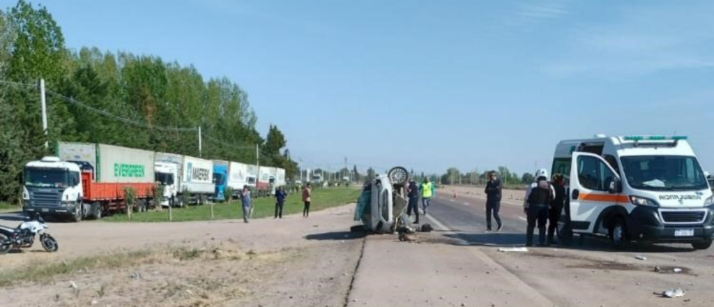 Accidente en San Martín a metros de donde volcó el micro con hinchas de Boca