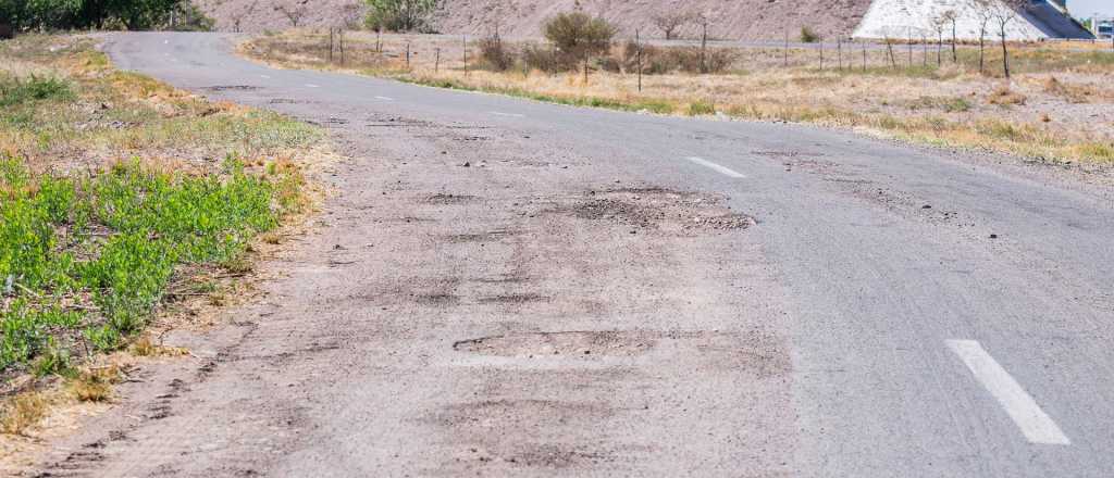 Rufeil mostró los pozos de la ruta donde volcó el micro con los hinchas de Boca