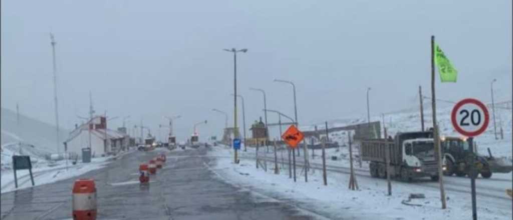 Así la nieve bloquea el camino a Chile