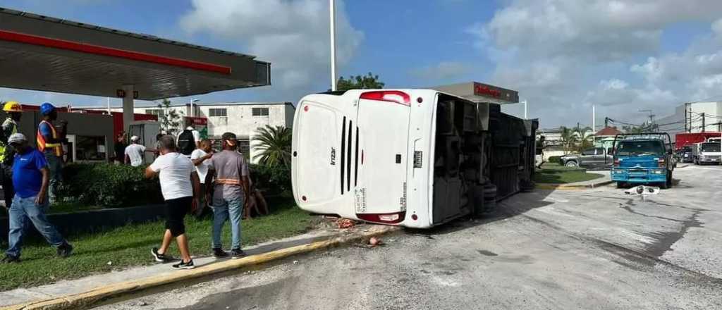 Video: volcó un colectivo y murió una argentina en Punta Cana