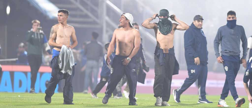 Gimnasia-Boca, suspendido por graves incidentes entre hinchas y la policía