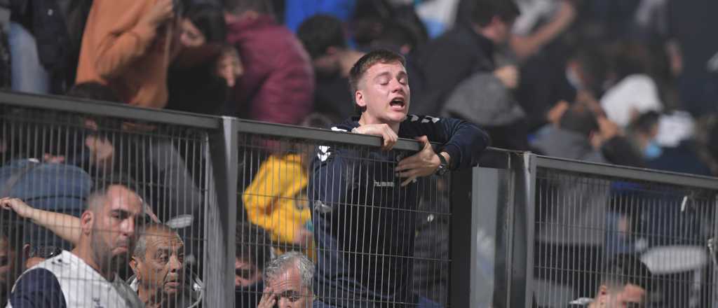 Así la policía arrojaba gas lacrimógeno debajo de una tribuna