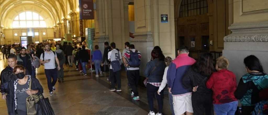 La postal de la crisis: largas filas y peleas por una Coca Cola gratis en CABA